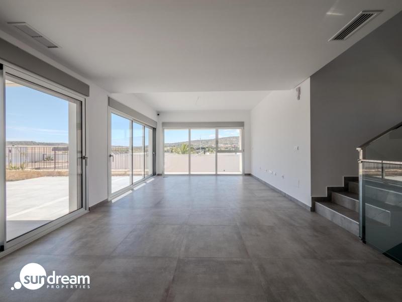 Villa de 4 dormitorios con piscina privada y vistas al golf en Algorfa
