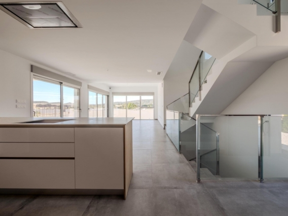 Villa de 4 dormitorios con piscina privada y vistas al golf en Algorfa