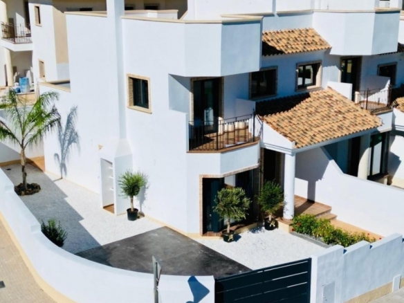 Bungalow de planta baja con 2 dormitorios y jardín privado a la venta en Cox(Alicante)