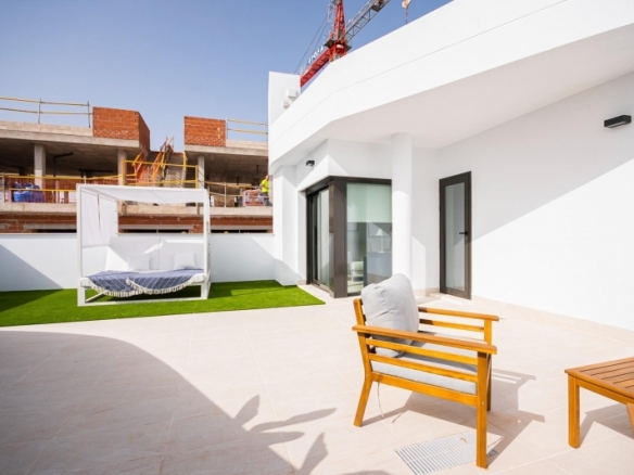MAGNIFICA VILLA PAREADA DE 3 DORM. DE NUEVA CONSTRUCCIÓN CON SÓTANO EN LOS BALCONES(TORREVIEJA)