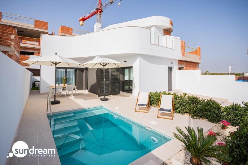 MAGNIFICA VILLA PAREADA DE 3 DORM. DE NUEVA CONSTRUCCIÓN CON SÓTANO EN LOS BALCONES(TORREVIEJA)