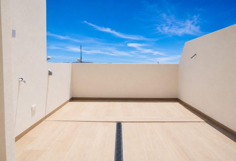 Adosado moderno de 2 dormitorios con piscina comunitaria a la venta en Dolores
