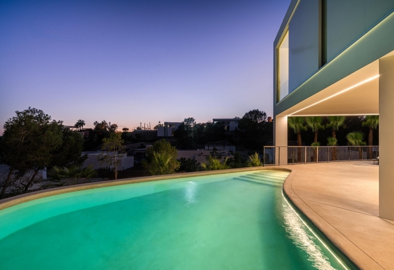 Villa de lujo con piscina y ascensor a la venta en Las Colinas Golf & Country Club(Alicante)
