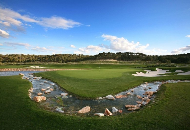 Villa de lujo con piscina y ascensor a la venta en Las Colinas Golf & Country Club(Alicante)