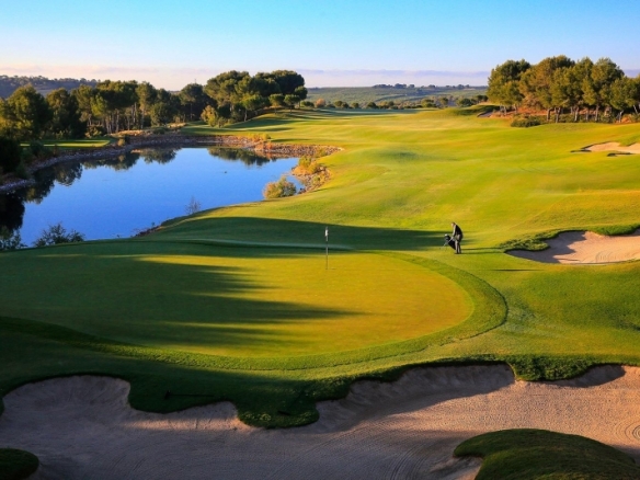 Villa de lujo con piscina y ascensor a la venta en Las Colinas Golf & Country Club(Alicante)