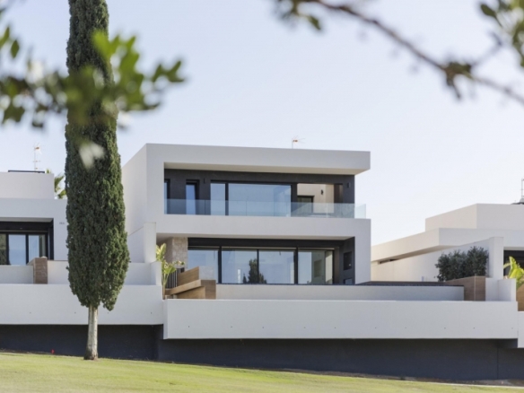 Exclusiva villa de nueva construcción con 3 dormitorios en primera línea de campo de golf en La Finca Golf Resort(Algorfa)