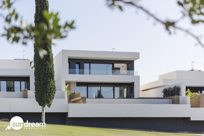 Exclusiva villa de nueva construcción con 3 dormitorios en primera línea de campo de golf en La Finca Golf Resort(Algorfa)