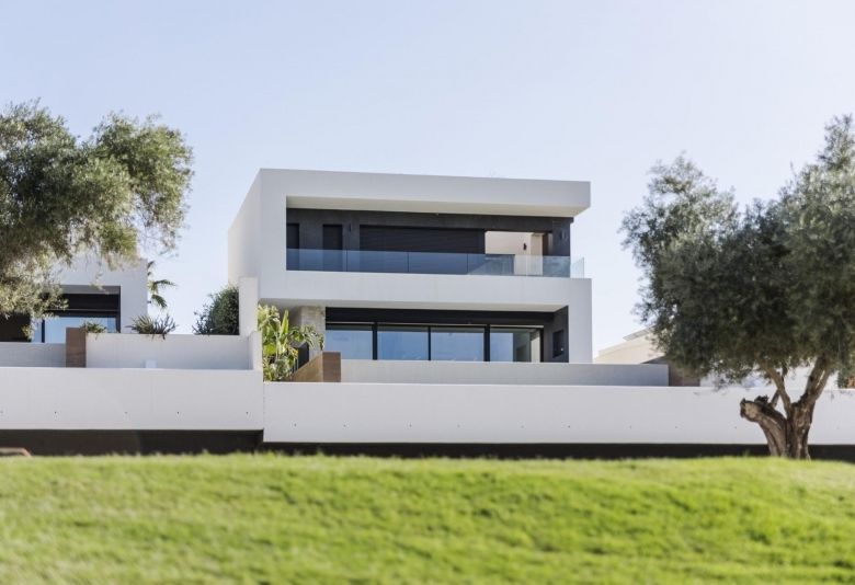 Exclusiva villa de nueva construcción con 3 dormitorios en primera línea de campo de golf en La Finca Golf Resort(Algorfa)