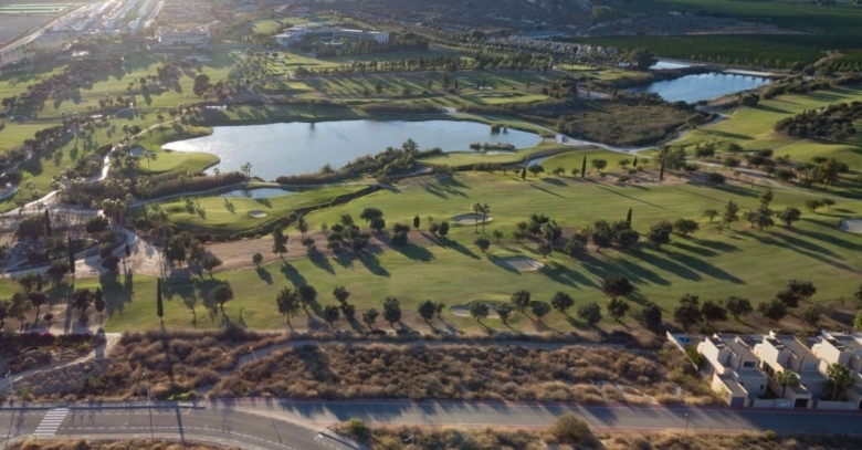Exclusiva villa de nueva construcción con 3 dormitorios en primera línea de campo de golf en La Finca Golf Resort(Algorfa)