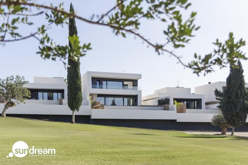 Exclusiva villa de nueva construcción con 3 dormitorios en primera línea de campo de golf en La Finca Golf Resort(Algorfa)