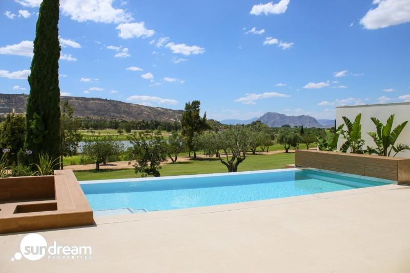 Maginifica villa de nueva construcción con 3 dormitorios en primera línea de campo de golf en La Finca Golf Resort