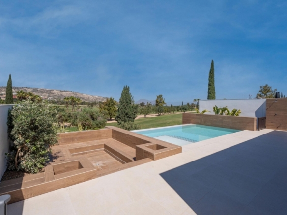 Maginifica villa de nueva construcción con 3 dormitorios en primera línea de campo de golf en La Finca Golf Resort