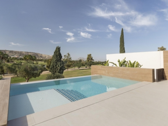 Maginifica villa de nueva construcción con 3 dormitorios en primera línea de campo de golf en La Finca Golf Resort