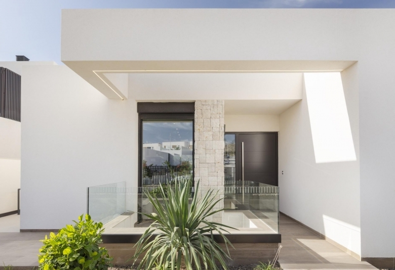 Maginifica villa de nueva construcción con 3 dormitorios en primera línea de campo de golf en La Finca Golf Resort
