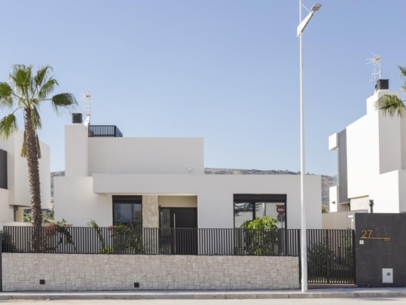 Maginifica villa de nueva construcción con 3 dormitorios en primera línea de campo de golf en La Finca Golf Resort