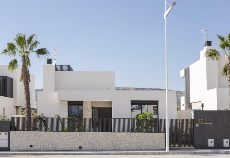 Maginifica villa de nueva construcción con 3 dormitorios en primera línea de campo de golf en La Finca Golf Resort