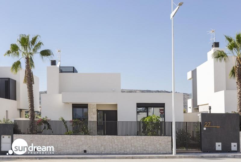 Maginifica villa de nueva construcción con 3 dormitorios en primera línea de campo de golf en La Finca Golf Resort