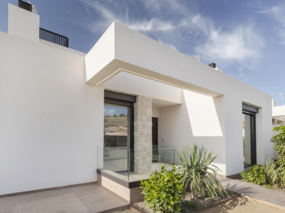 Maginifica villa de nueva construcción con 3 dormitorios en primera línea de campo de golf en La Finca Golf Resort