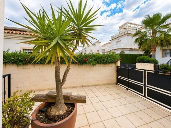 Villa independiente en venta El Oasis San Fulgencio