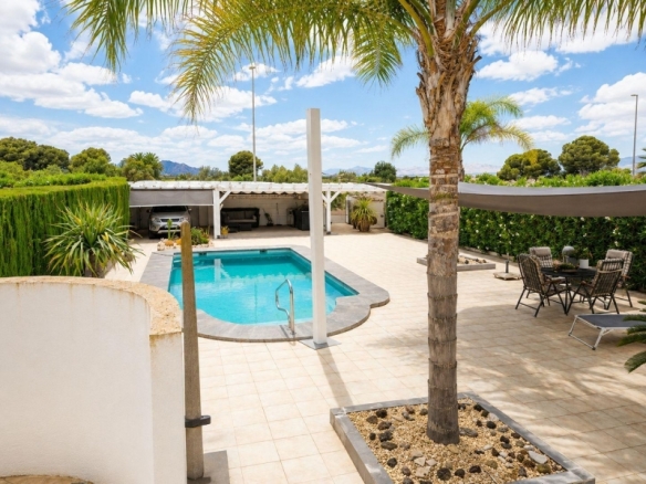 Villa independiente en venta El Oasis San Fulgencio