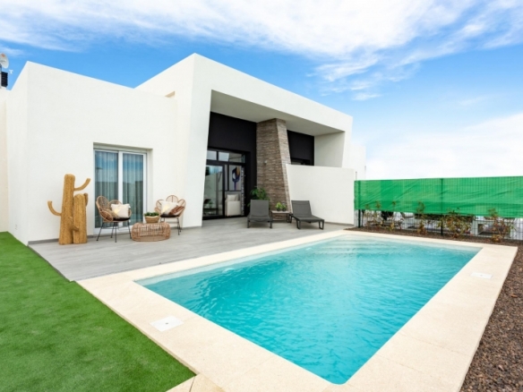 Villa pareada con 3 dormitorios y piscina privada a la venta en La Finca Golf Resort, Algorfa
