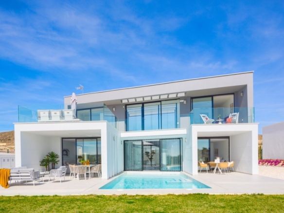 Espectacular villa de 4 dormitorios con parcela de 1000m2 en exclusivo resort de golf(Murcia)