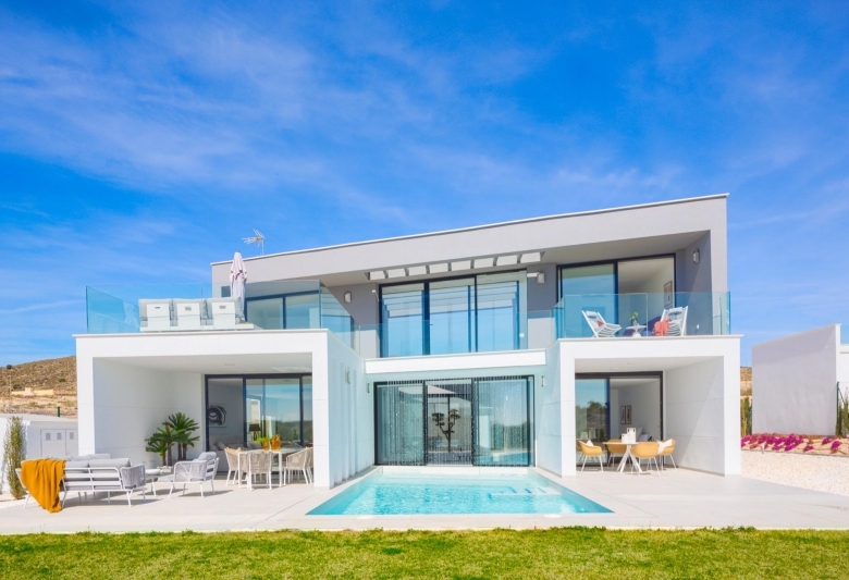 Espectacular villa de 4 dormitorios con parcela de 1000m2 en exclusivo resort de golf(Murcia)