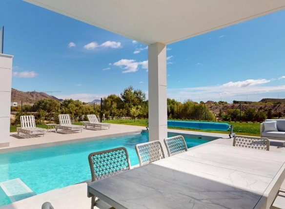 Espectacular villa de 4 dormitorios con parcela de 1000m2 en exclusivo resort de golf(Murcia)