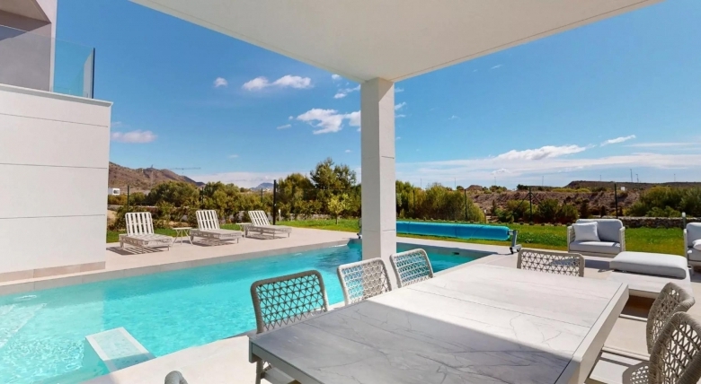 Espectacular villa de 4 dormitorios con parcela de 1000m2 en exclusivo resort de golf(Murcia)