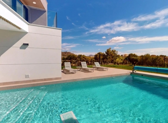 Espectacular villa de 4 dormitorios con parcela de 1000m2 en exclusivo resort de golf(Murcia)