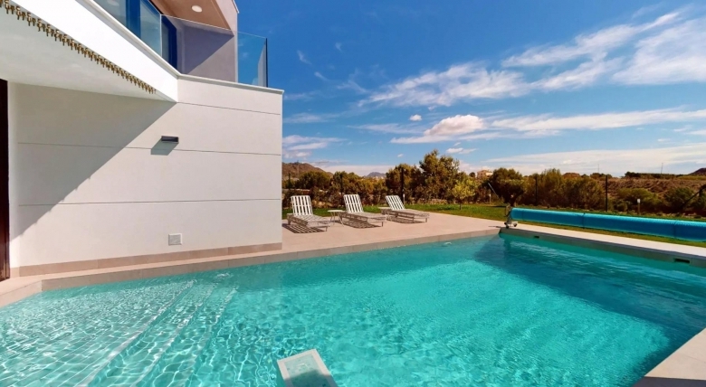 Espectacular villa de 4 dormitorios con parcela de 1000m2 en exclusivo resort de golf(Murcia)