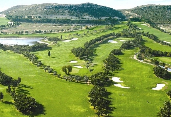Espectacular villa de 4 dormitorios con parcela de 1000m2 en exclusivo resort de golf(Murcia)