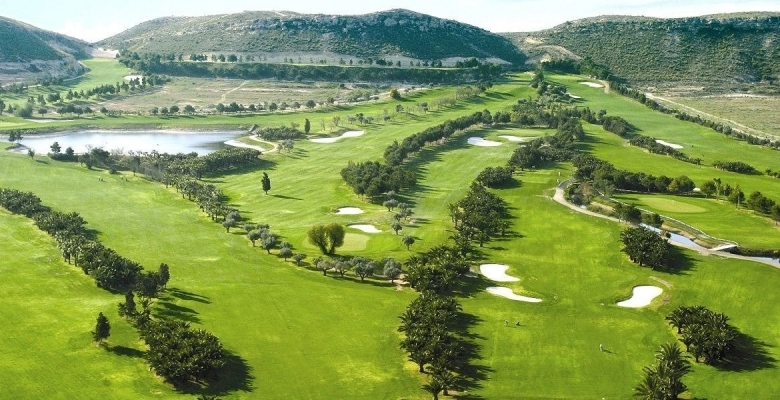Espectacular villa de 4 dormitorios con parcela de 1000m2 en exclusivo resort de golf(Murcia)