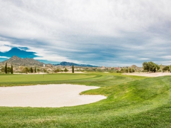Espectacular villa de 4 dormitorios con parcela de 1000m2 en exclusivo resort de golf(Murcia)
