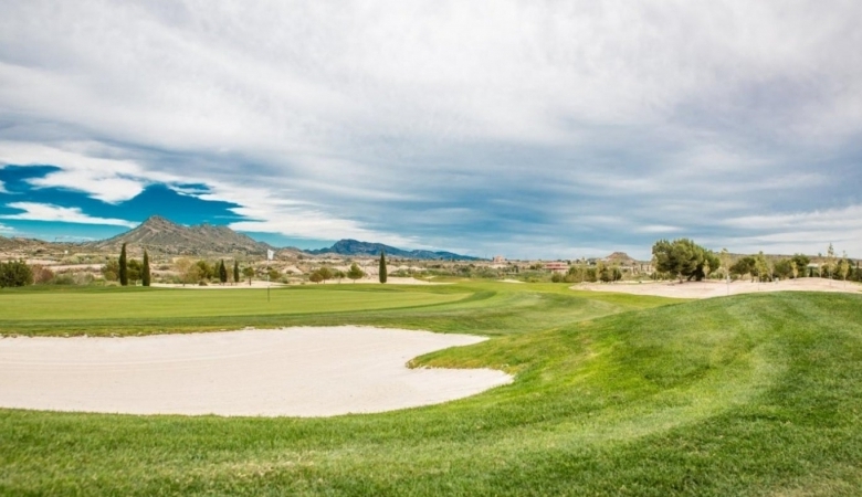 Espectacular villa de 4 dormitorios con parcela de 1000m2 en exclusivo resort de golf(Murcia)