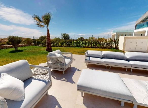 Espectacular villa de 4 dormitorios con parcela de 1000m2 en exclusivo resort de golf(Murcia)