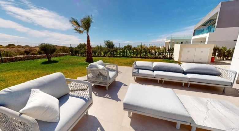 Espectacular villa de 4 dormitorios con parcela de 1000m2 en exclusivo resort de golf(Murcia)