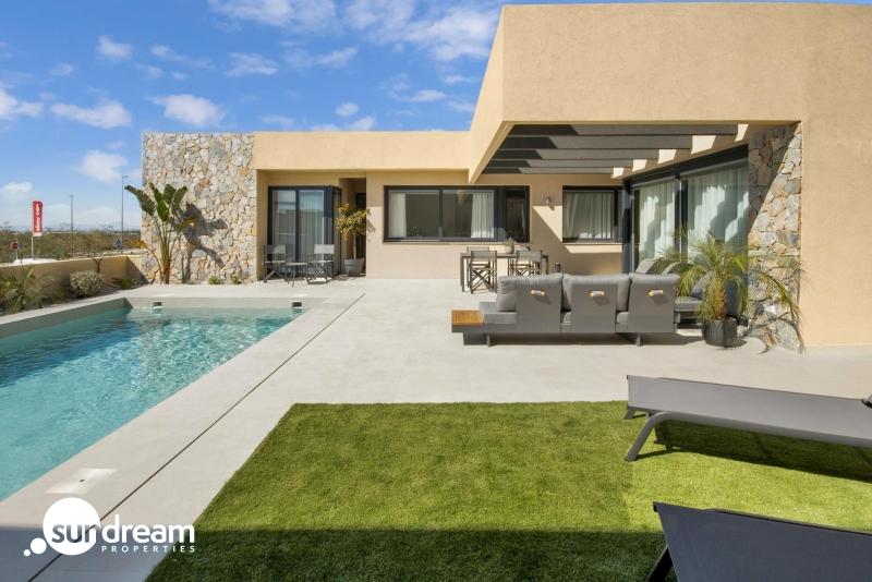 Villa en una sola planta con 3 dormitorios y piscina privada a la venta en resort de golf(Murcia)