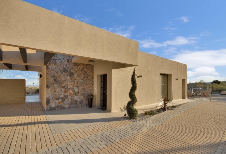 Villa en una sola planta con 3 dormitorios y piscina privada a la venta en resort de golf(Murcia)