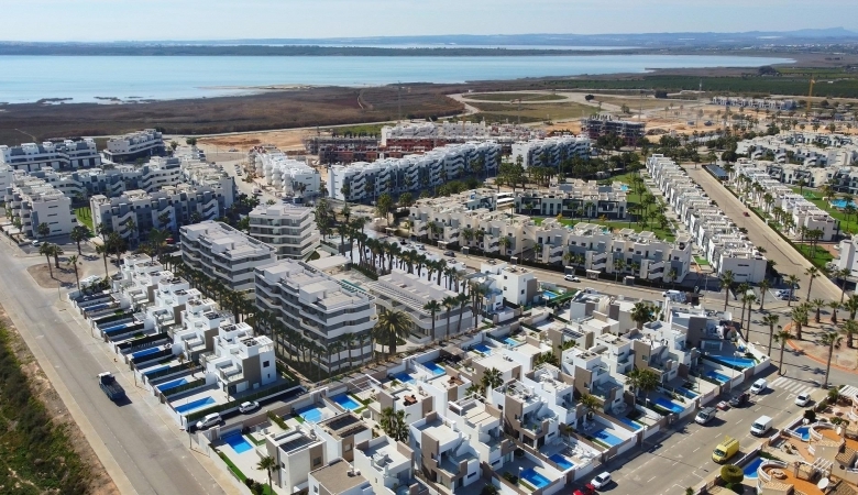 Adosado de nueva construcción con 3 dormitorios y amplio solarium en El Raso (Guardamar del Segura)