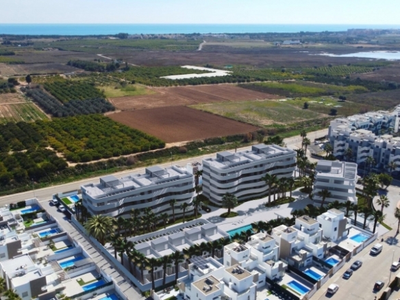 Adosado de nueva construcción con 3 dormitorios y amplio solarium en El Raso (Guardamar del Segura)