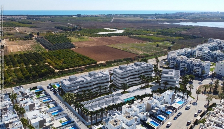 Adosado de nueva construcción con 3 dormitorios y amplio solarium en El Raso (Guardamar del Segura)