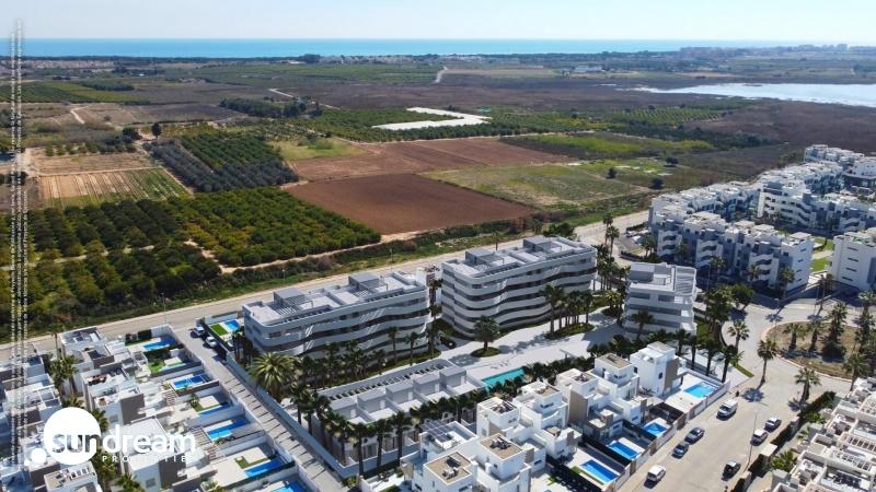 Adosado de nueva construcción con 3 dormitorios y amplio solarium en El Raso (Guardamar del Segura)