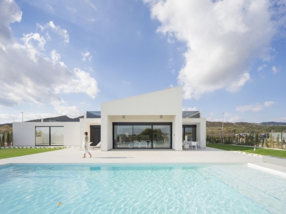 Exclusiva villa de 4 dormitorios en una sola planta con piscina privada en golf resort en Murcia