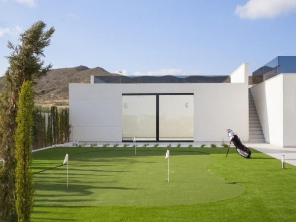 Exclusiva villa de 4 dormitorios en una sola planta con piscina privada en golf resort en Murcia