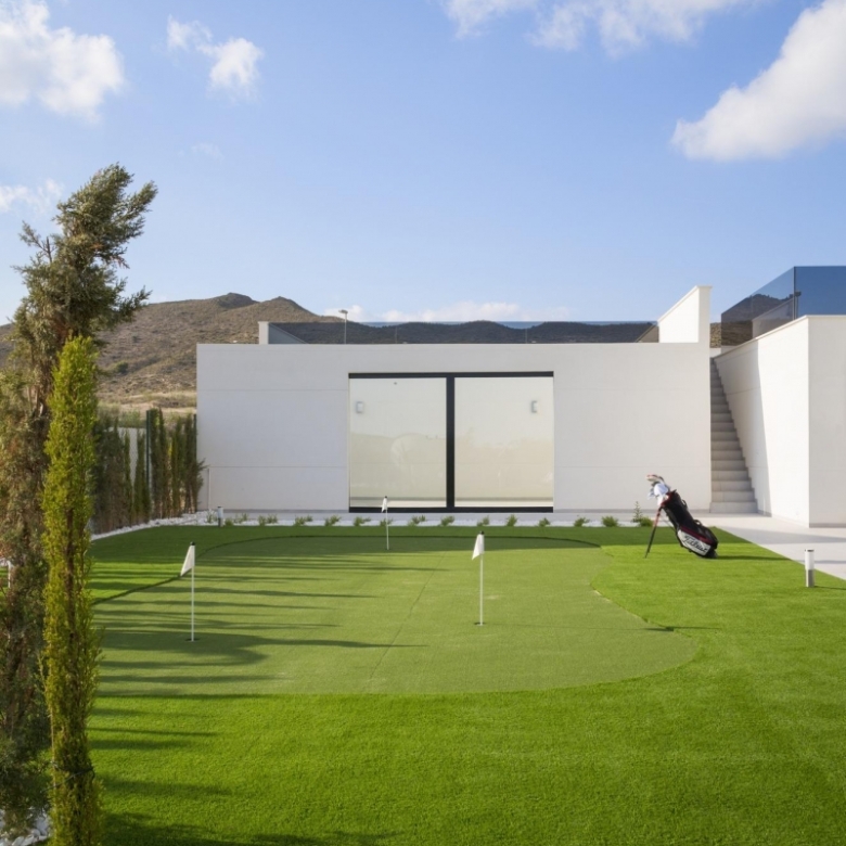 Exclusiva villa de 4 dormitorios en una sola planta con piscina privada en golf resort en Murcia