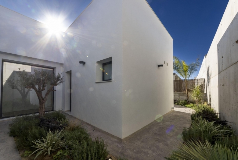 Villa de nueva construcción de 3 dormitorios con piscina privada y vistas a la montaña en campo de golf(Murcia)