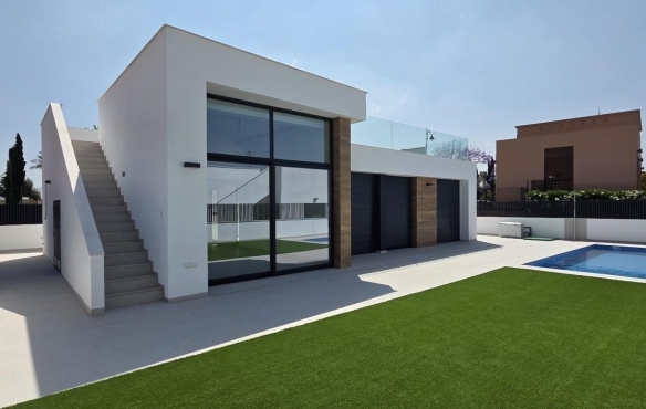 Villa en una sola planta con 3 dormitorios y piscina privada en Condado de Alhama Golf Resort(Murcia)