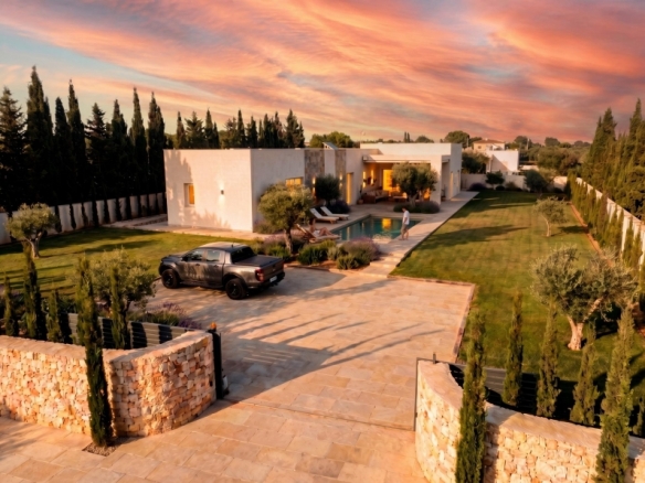 Villa de 3 dormitorios y piscina privada en una planta a la venta en Pinoso(Alicante)