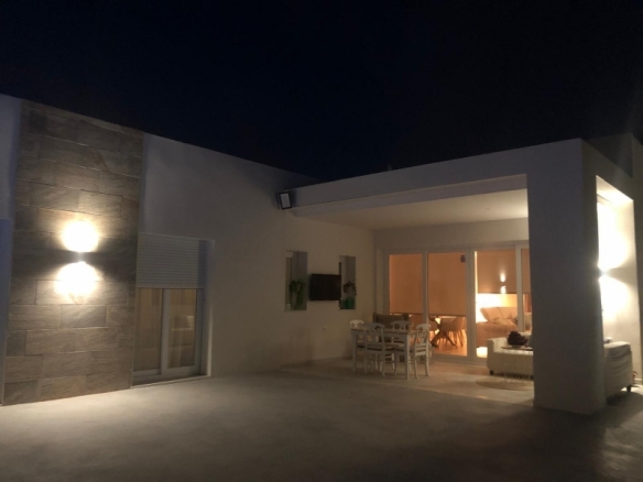 Villa de 3 dormitorios y piscina privada en una planta a la venta en Pinoso(Alicante)